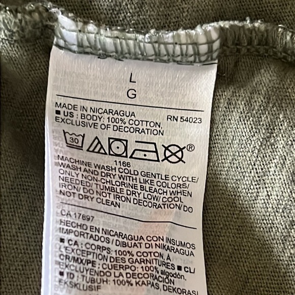 Old Navy Daisy Heart T Shirt Size Large - Picture 5 of 5